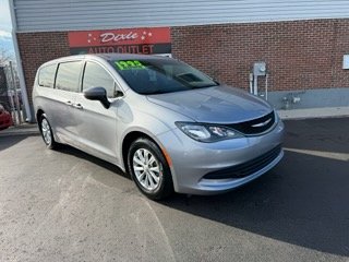 2018 Chrysler Pacifica Touring's photo