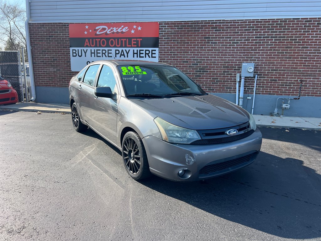 2010 Ford Focus SES's photo