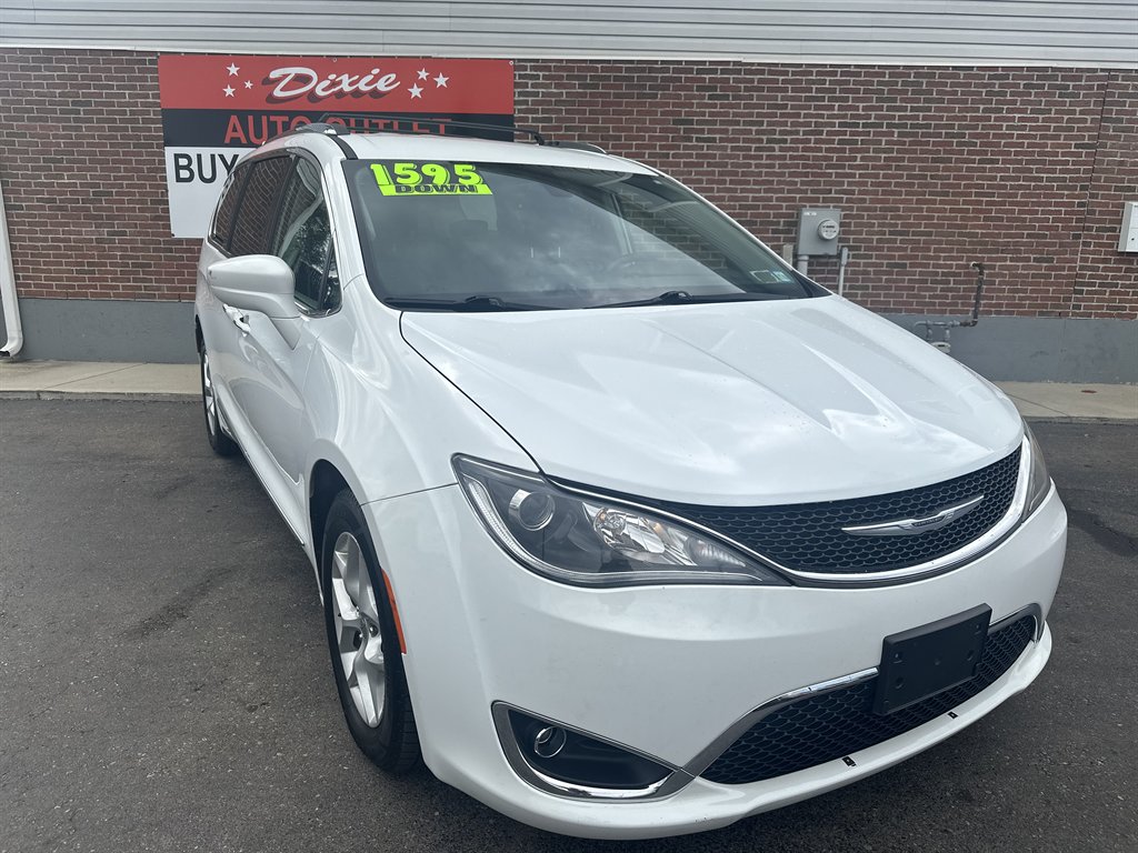 2017 Chrysler Pacifica Touring-L Plus's photo