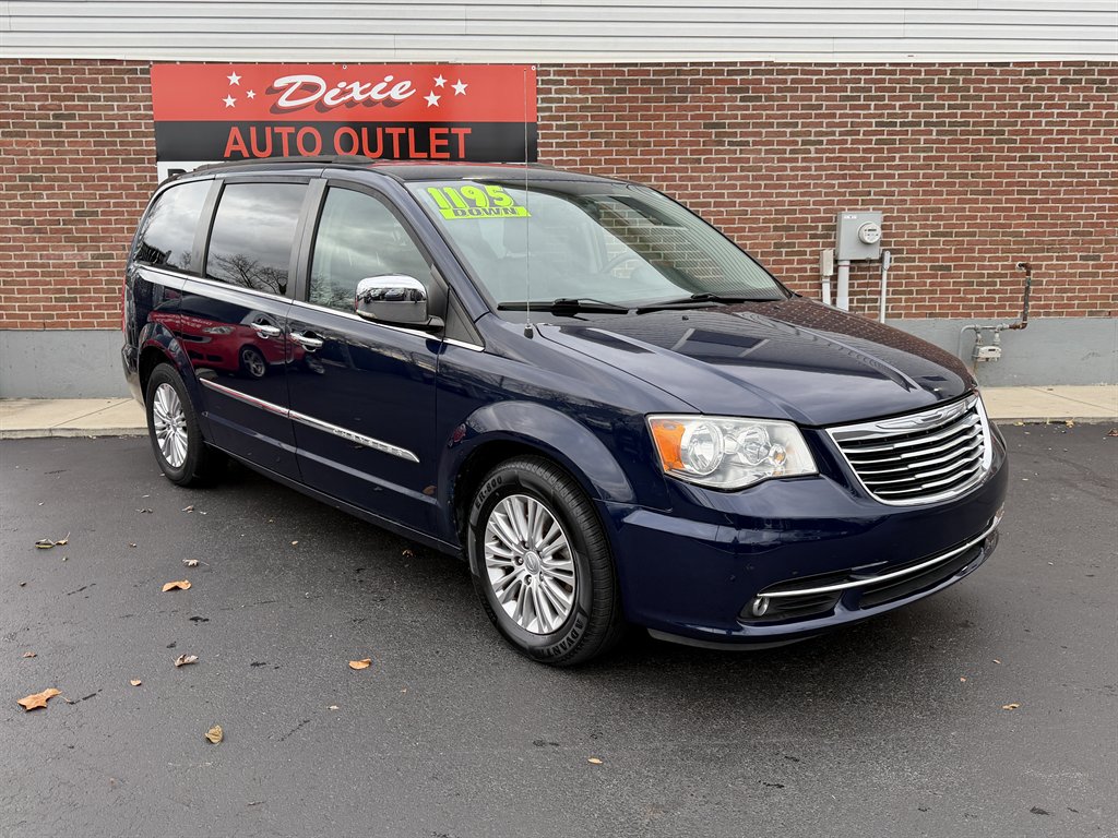 2015 Chrysler Town & Country Touring-L's photo