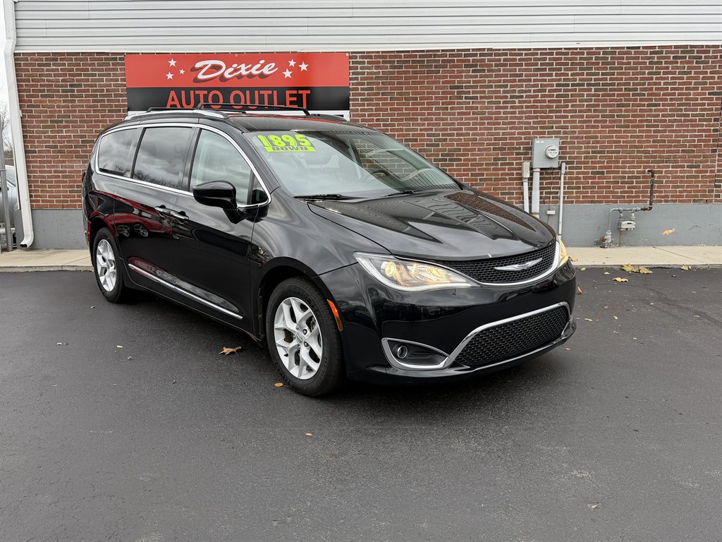 2017 Chrysler Pacifica Touring-L Plus's photo